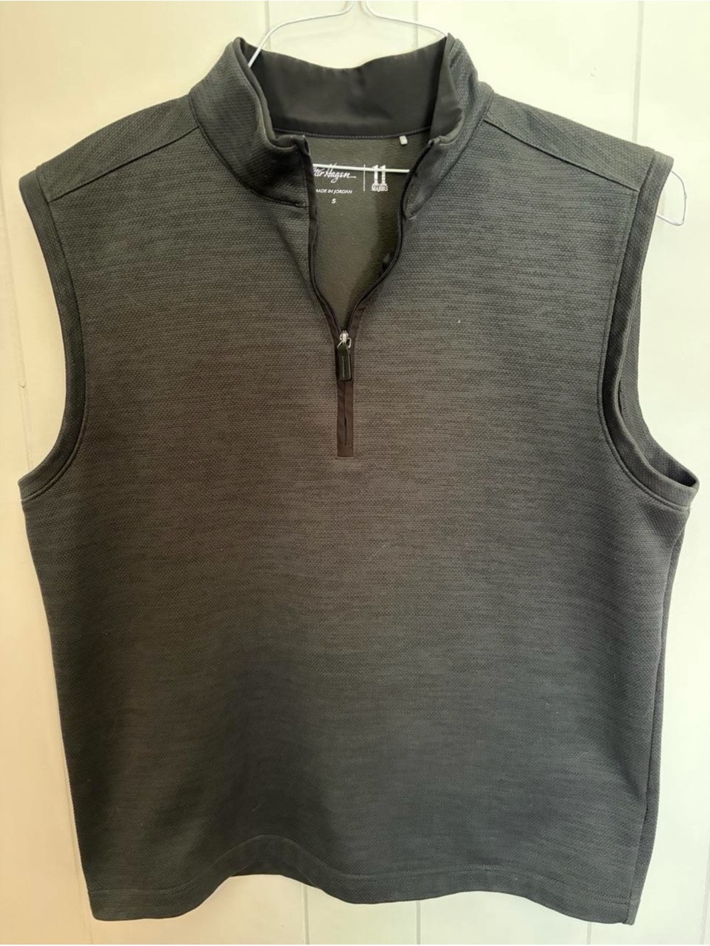 Walter Hagen Men's Sleeveless Quarter-Zip Vest in Charcoal